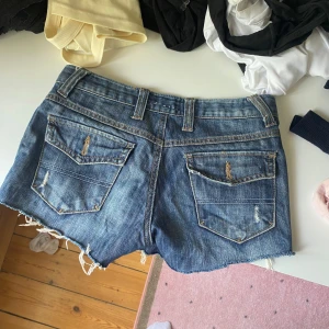 Lågmidjade jeansshorts - Supersnygga shorts, perfekta till sommaren. De är låga i midjan, tveka inte för frågor! 💗