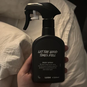 Let The Good Times Roll Body Spray - En nästintill oanvänd lush body spray, doften var inget för mig då jag tröttnat på söta dofter. Doften beskrivs som en söt och smörig popcorn-doft. Flaskan rymmer 200 ml och har en praktisk sprayfunktion. Har använt en gång när jag provade den annars helt oanvänd. Nypris 395.