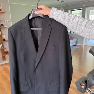 Svart kavaj herr - Svart kavaj från dressmann. Storlek 46 men lång