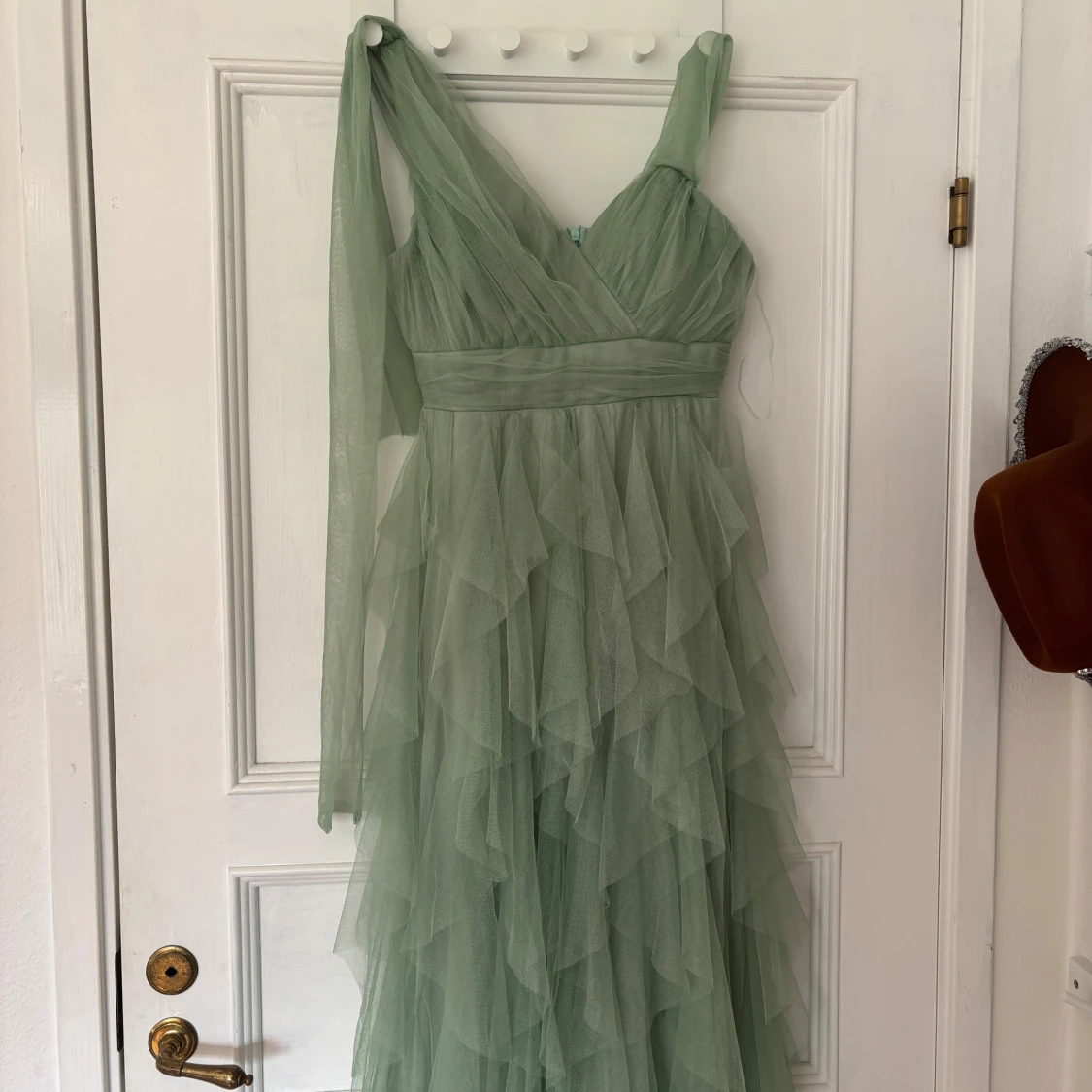 Ljusgrön balklänning med volanger från QR Fashion