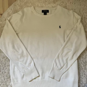 Stickad Polo Ralph Lauren tröja  - Superfin tröja från ralph lauren som passar stl. S, den är i barnstorlek och därför står det XL på lappen💕Pris kan diskuteras💕Tröjan har en superliten fläck på armen som säkert går att tvätta bort💕Skriv vid funderingar!!