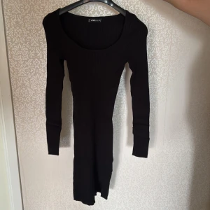 Svart ribbad långärmad klänning från Pieces - Säljer en svart, tight ribbad klänning. Använd en gång💕
