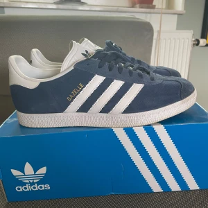 Adidas Gazelle  - Nu säljer jag dessa mörkblåa Adidas Gazelle skor. Dem är i uk 8 alltså storlek 42. Väldigt bra skick, ungefär 8/10. Pris kan diskuteras och hör av er vid frågor.