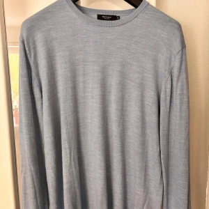 tröja  - Tunn tröja gjort av marino ull. För varma dagar, den är tunn och baby blå. Det står att de är storlek XL men den passar mig som vanligtvis bör Medium