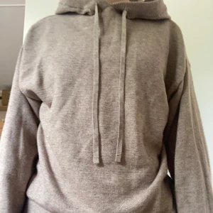 Stickad hoodie - Mjuk stickad hoodie perfekt för alla möjliga outfits. 