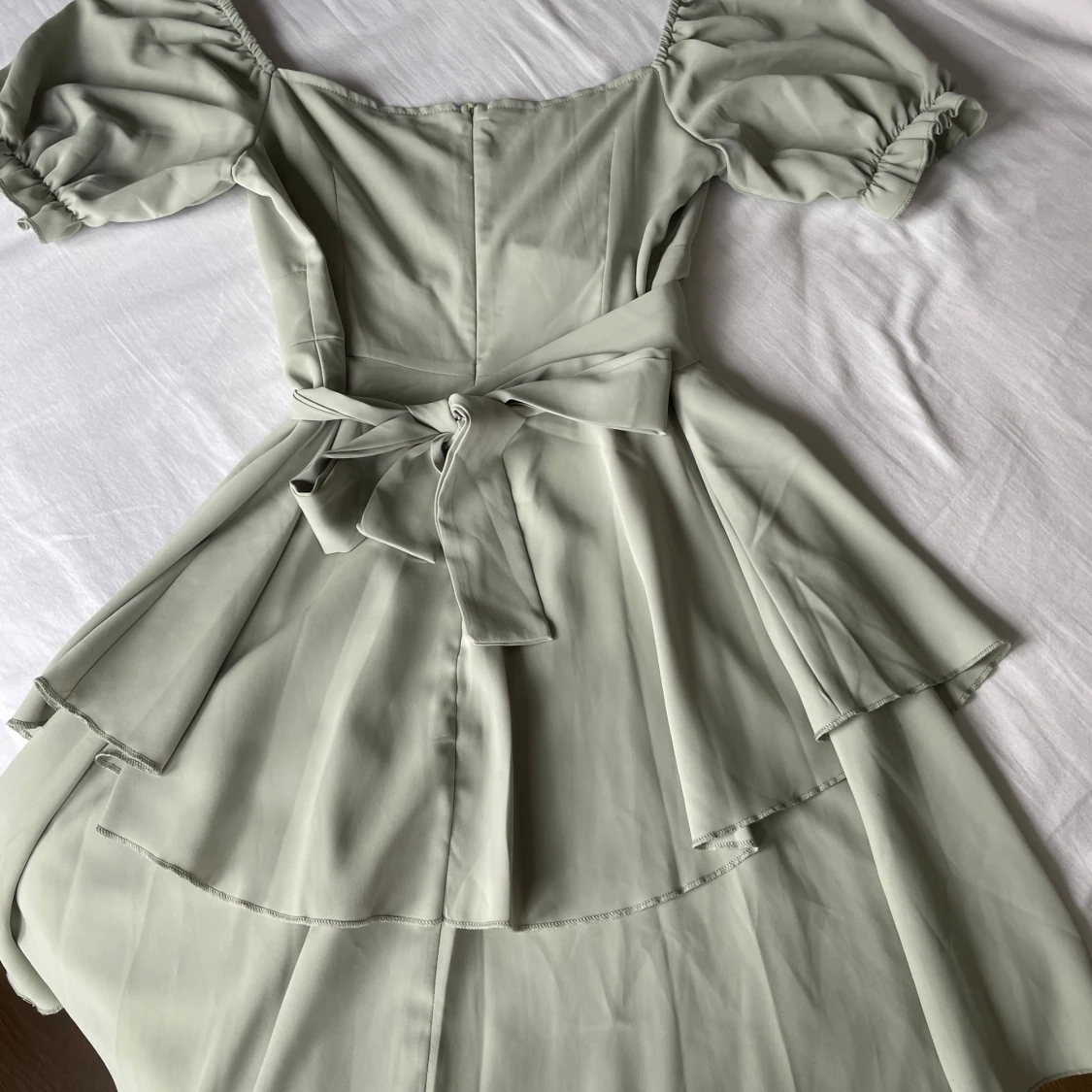 Ljusgrön omlottklänning med puffärmar - 3