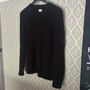 C.P comapny tröja - Sjukt fet stickad tröja från CP company. Den är i nyskick utan defekter eller liknande, bara att skriva vid frågor🙌🏻