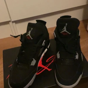 Jordan 4 - Jordan 4 i storlek 43 i bra skick box ingår 