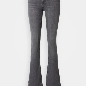 Grå bootcut jeans - Snygga grå jeans med bootcut! Skriv för fler mått eller andra frågor💕