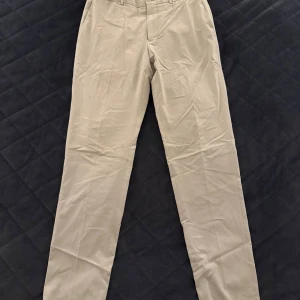 Kostymbyxor från Zara - Beiga kostymbyxor från Zara i storlek 40, och i mycket bra skick. 
