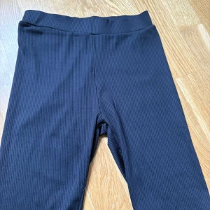 cykelbyxor  - Säljer ett par svara cykelbyxor från lager 157. 