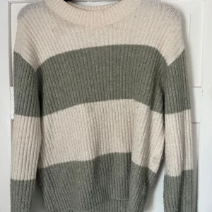 stickad tröja från H&M - Mysig stickad tröja från H&M. Tröjan är väl använd men inget som syns tydligt. Storlek XS men passar även S. 