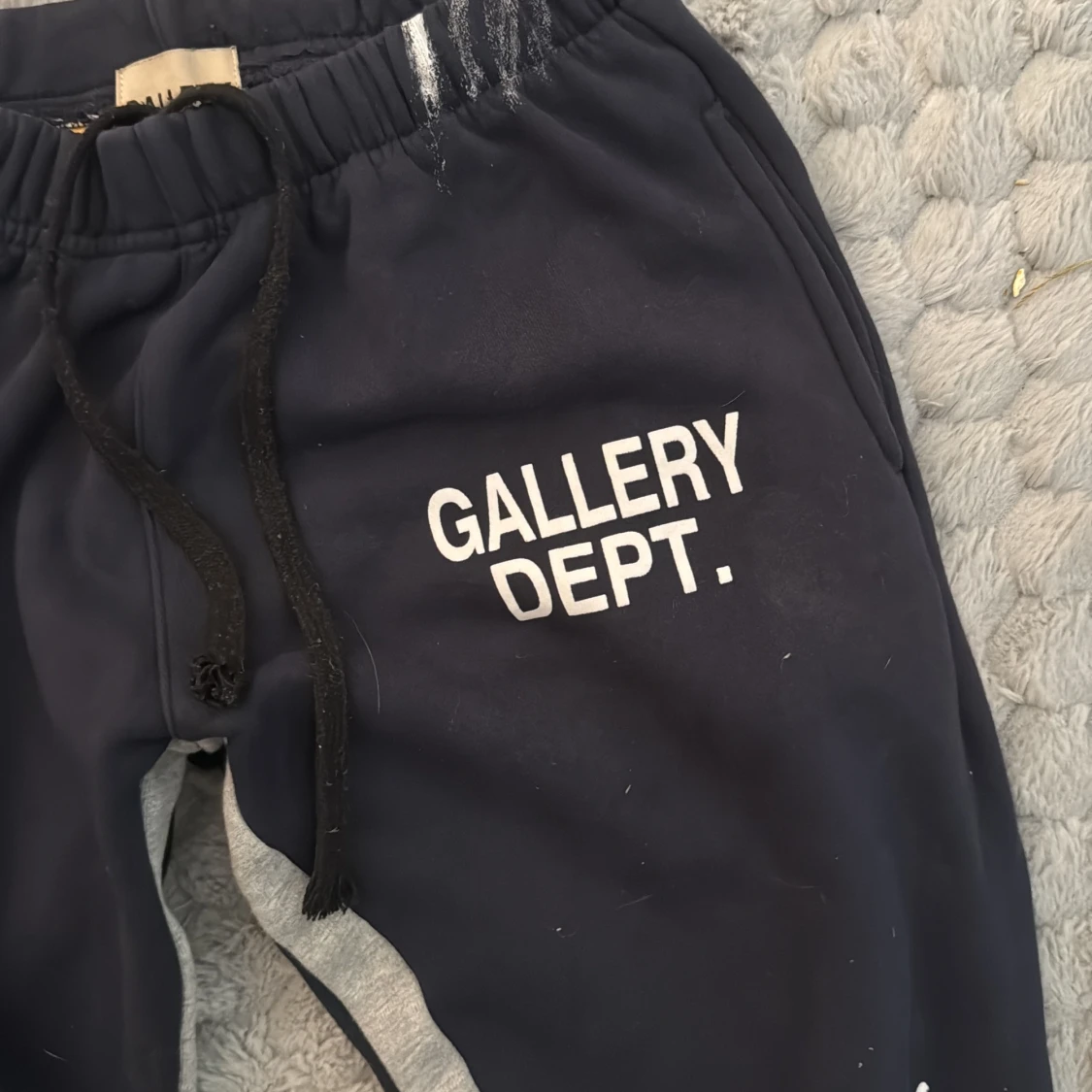 Mörkblåa byxor från Gallery Dept. med färgstänk - 1