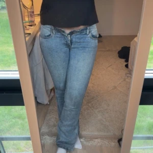 Ljusblå raka jeans - Säljer ett par ljusblå jeans med normal passform och raka ben. Jeansen har klassisk femficksdesign, knapp och dragkedja framtill samt låg midja. Perfekta till vardags och lätta att matcha med olika toppar. Dragkedjan har fastnat lite men det kan man fixa hos skräddaren. Se sista bild