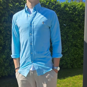 Turkos Ralph Lauren skjorta - Stl S, slim fit - Hej säljer en snygg Ralph Lauren skjorta I färgen turkos. Perfekt till sommaren! 🏖🏝Skick: 9/10. Stl: S, Slim fit. Han på bilden är 170cm. Hör av dig om du har några frågor! Mvh Galgen 🤗
