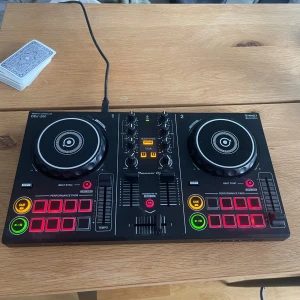 DDJ-200 - Denna kompakta DJ-controller är perfekt för nybörjare och unga musikälskare som vill mixa sina favoritlåtar och skapa egna beats. Enkel att använda och smidig att ta med till festen eller hemma.