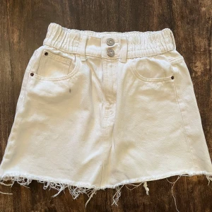 Vit jeanskjol  - en jättefin vit kort jeanskjol som är perfekt till sommaren och passar till allt 💕💕motsvarar xs och är från zara
