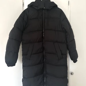 Svart jacka - Freja Pufferjacka från Lager 157. Aldrig använd då den var för stor. Prislapp finns kvar.  DM för frågor✨