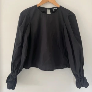 Svart blus med knyte i ryggen - Svart blus med knyte i ryggen💕