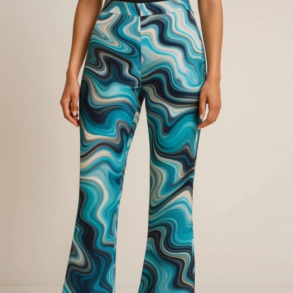 Blå mönstrade byxor med vågigt mönster