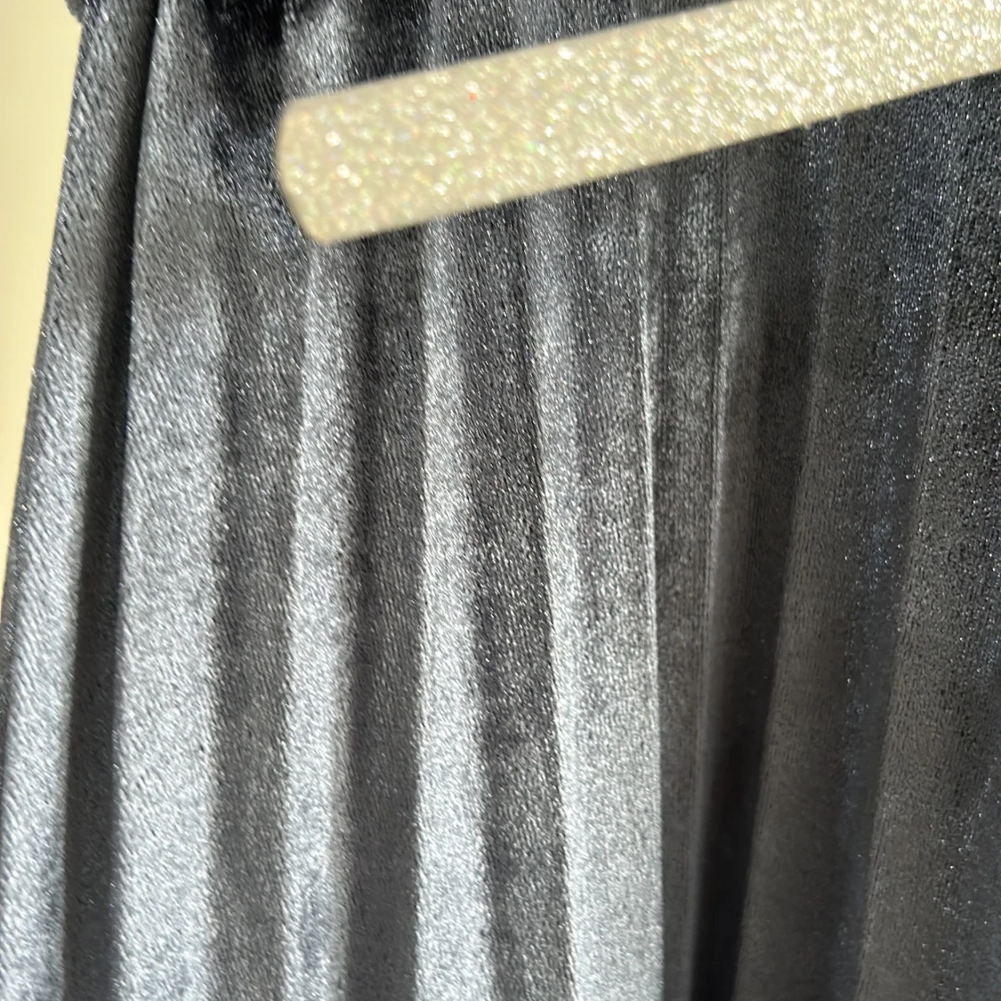 Mörkblå långärmad sammetsklänning med bälte från LC Waikiki - 1