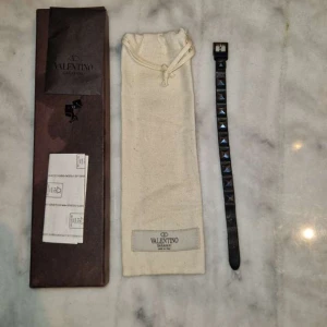 Valentino armband - Säljer nu mitt valentino armband, märks att det är använda, skick 7/10  (ALLT OG TILLKOMMER KVITTO BOX PÅSE OCH EXTRA NITAR) Priset är ej fast och kan gå ned vid snabb affär, Om ni har frågor hör av er MVH/Markesklader_resell😊
