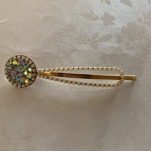 Guldig hårklämma med pärlor och glittrande stenar - Säljer en elegant hår accessoar i guldton. Min mormor rensade sitt smyckeskrin och ville att jag skulle sälja. Den är använd några gånger❤️