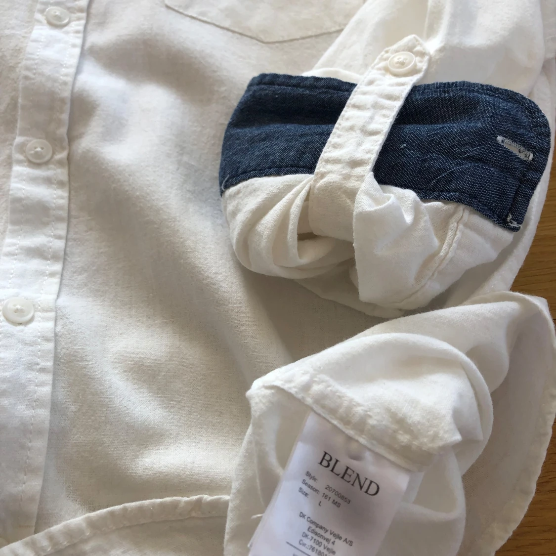 Vit skjorta med blå detaljer från Blend - 3