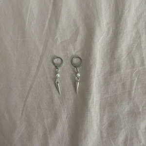 ”Esmarilda” örhängen  - Säljer dessa silver örhängen som är perfekta nu till sommaren!!💘✨