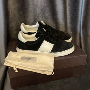 Valentino flycrew  - Valentino flycrew - svart mocka - skick 7,5/10, lite små defekter här och där, men fortfarande fullt användbara! - stl 40, men kan oxå passa 40,5 - tillbehör: box & 1 extra nit - alla nitar sitter kvar, förutom att en är lite nedslipad - hör av er för fler bilder! - pris kan diskuteras🙌