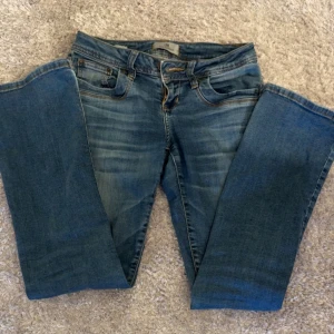 ltb jeans  - ltb jeans i modellen valarie. strl w25 L30, har spretats upp på nått sätt där bak men märks inte när man använder och kan enkelt sy ihop. skriv privat för bilder på nypris runt 800