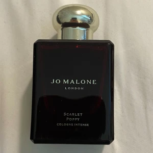 Jo Malone Scarlet Poppy - Scarlet Poppy från Joe Malone. Älskar men måste tyvärr rensa ut lite parfymer. Ca 80% kvar. Skriv vid frågor❤️