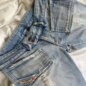  jeans från Diesel - Snygga från diesel som tyvärr är för små så kan tänka mig att byta om du har ett par liknande i storlek 28(s) dom har hål vid rumpan som man ser på bild fem går dock att laga 
