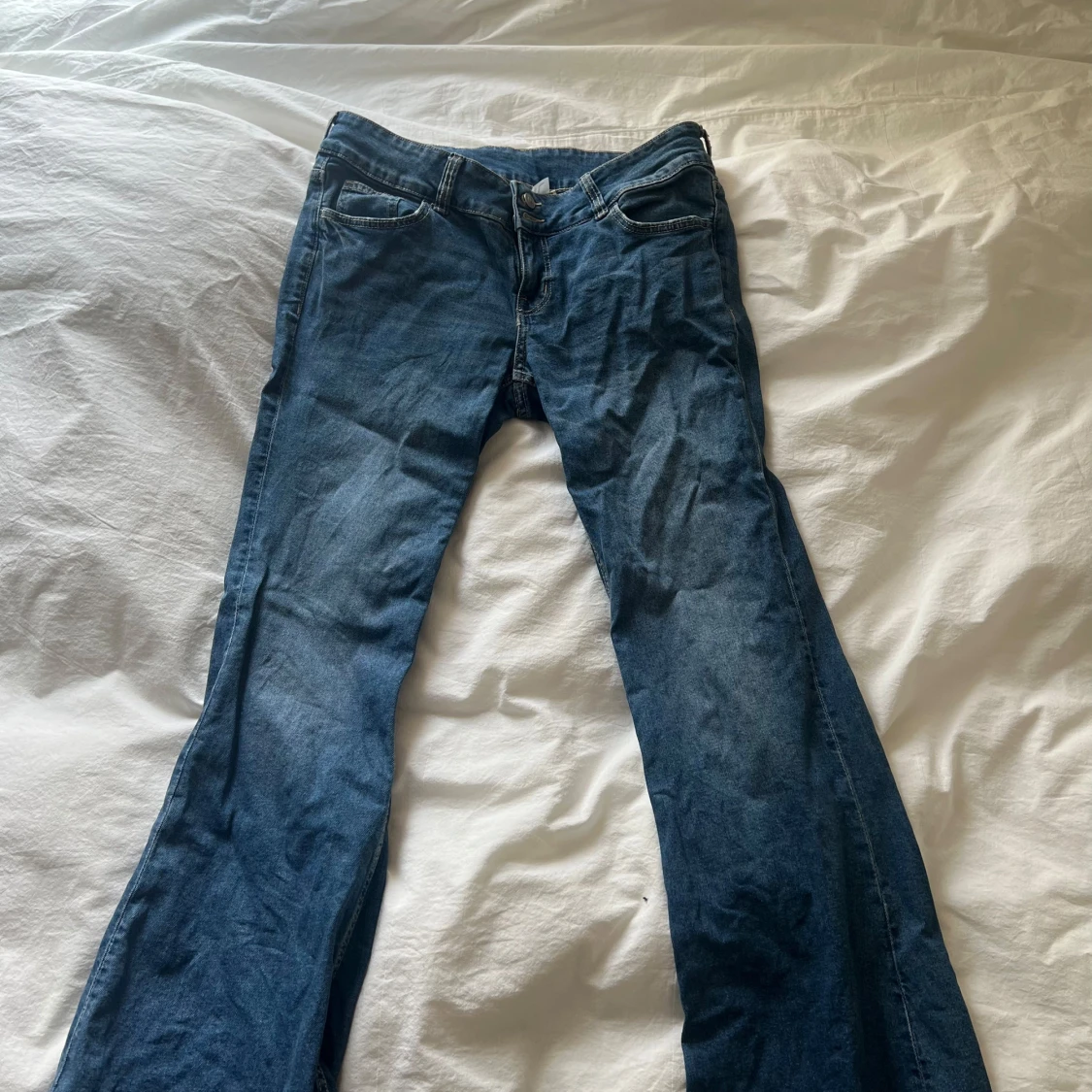 Jeans med broderade detaljer - Divided