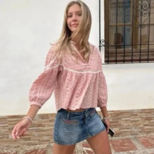Populär Zara blus  - INTRESSEKOLL!💕På denna super söta blus från Zara, har använt 2-3 gånger så inga defekter💕 Säljer för dyrare pris pga att den inte säljs längre och är efterfrågad 💕