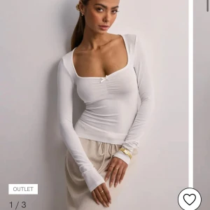 Nellytopp - Supersöt vit topp från Nelly. Jättebra skick. Storlek xs🩷