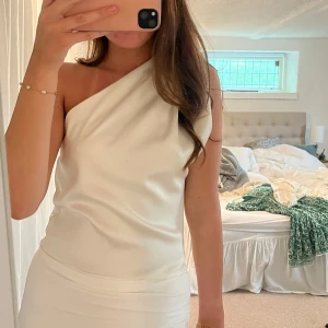 Topp - Satin one shoulder topp från Zara 
