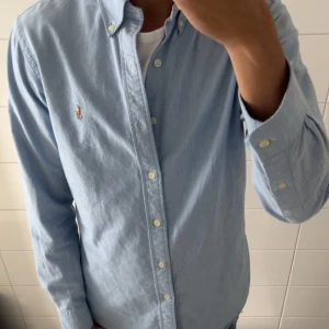 polo skjorta - Tja! Säljer nu denna feta Polo Ralph Lauren skjortan. Skicket är så gott som nytt skriv gärna för fler frågor eller funderingar.