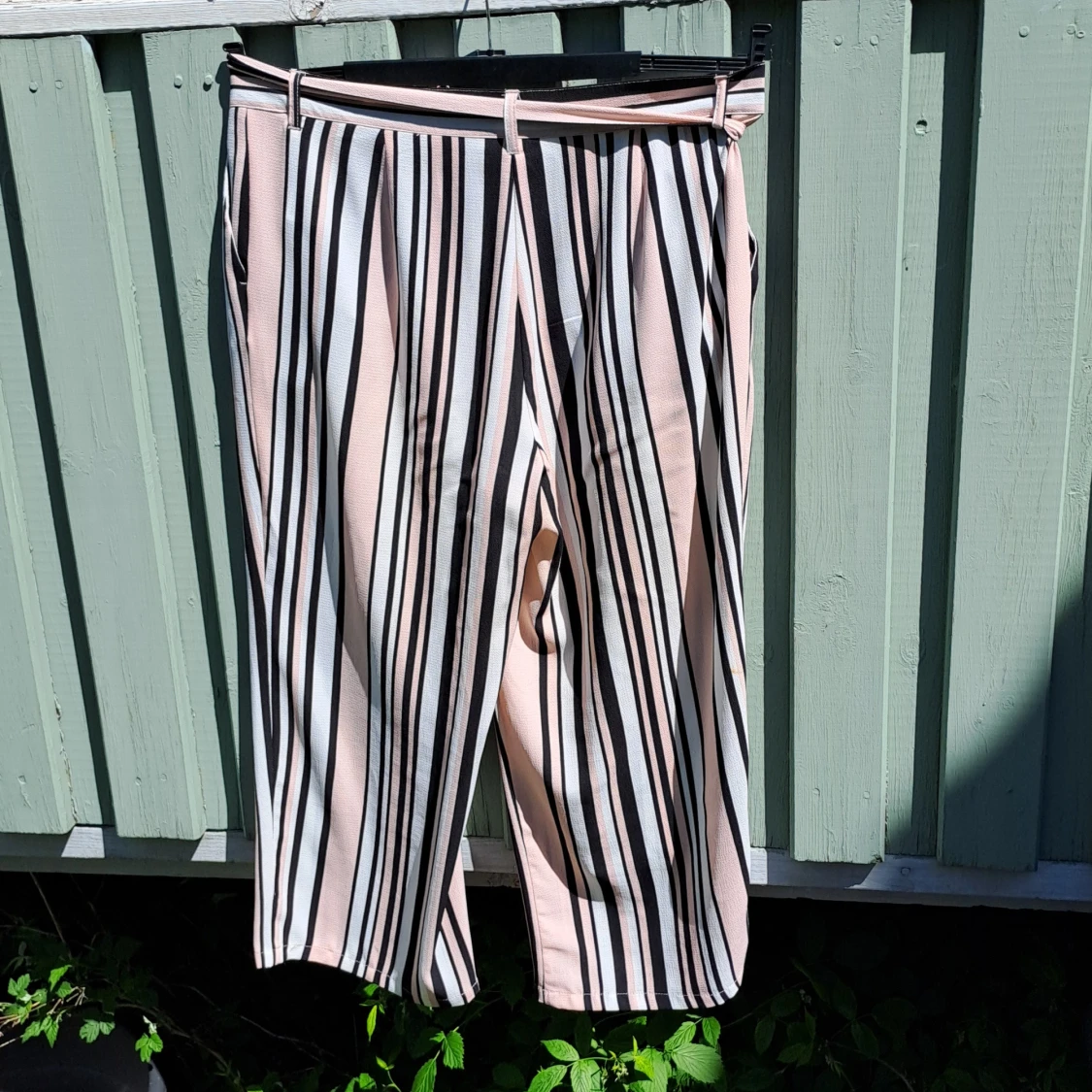 Randiga vida byxor med knytband - 1