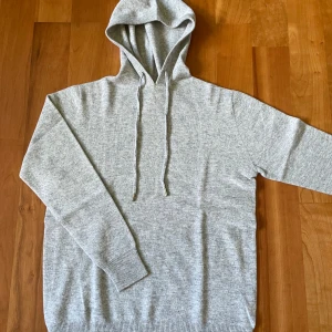Merino Hoodie - Hoodie gjord av 100% Merino ull och har inga defekter! Storlek S, Bara testad, så i nyskick. Hör av dig vid intresse!