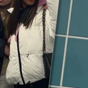 Vit pufferjacka med svarta detaljer - Säljer en vit pufferjacka med svarta dragkedjor. Jackan har lång ärm och hög krage, perfekt för kyligare dagar. Snygg och trendig modell som passar till många outfits. Bara att höra av dig om du har några funderingar🥰