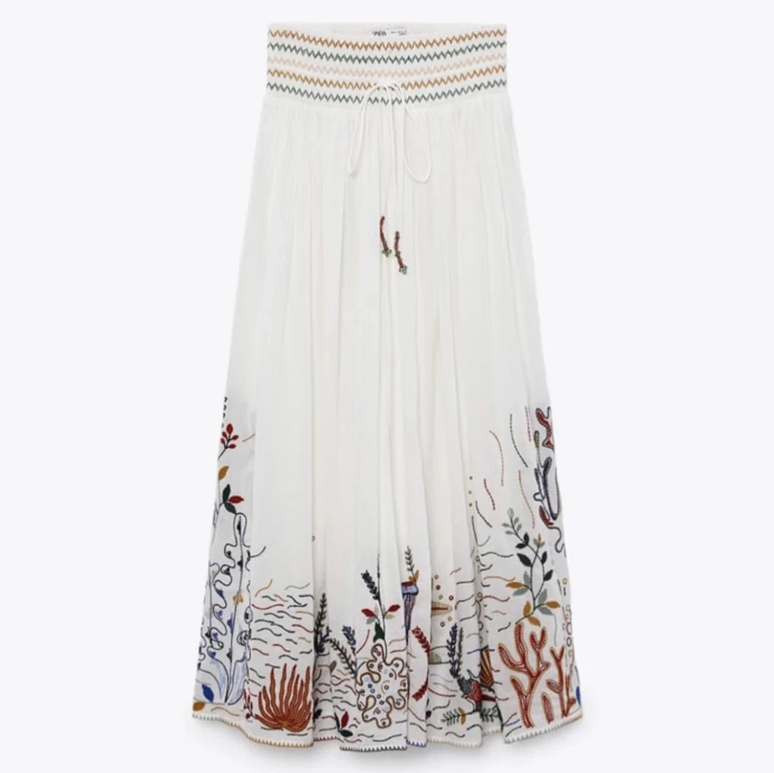Vit långkjol med broderade detaljer - 1