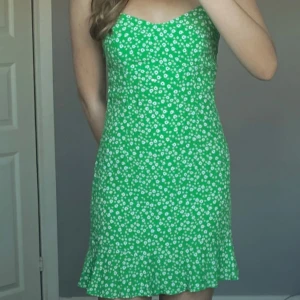 Grön klänning zara 💚 - Jättefin klänning från zara, nästan aldrig använd och säljer för den inte kommer till användning längre ✨