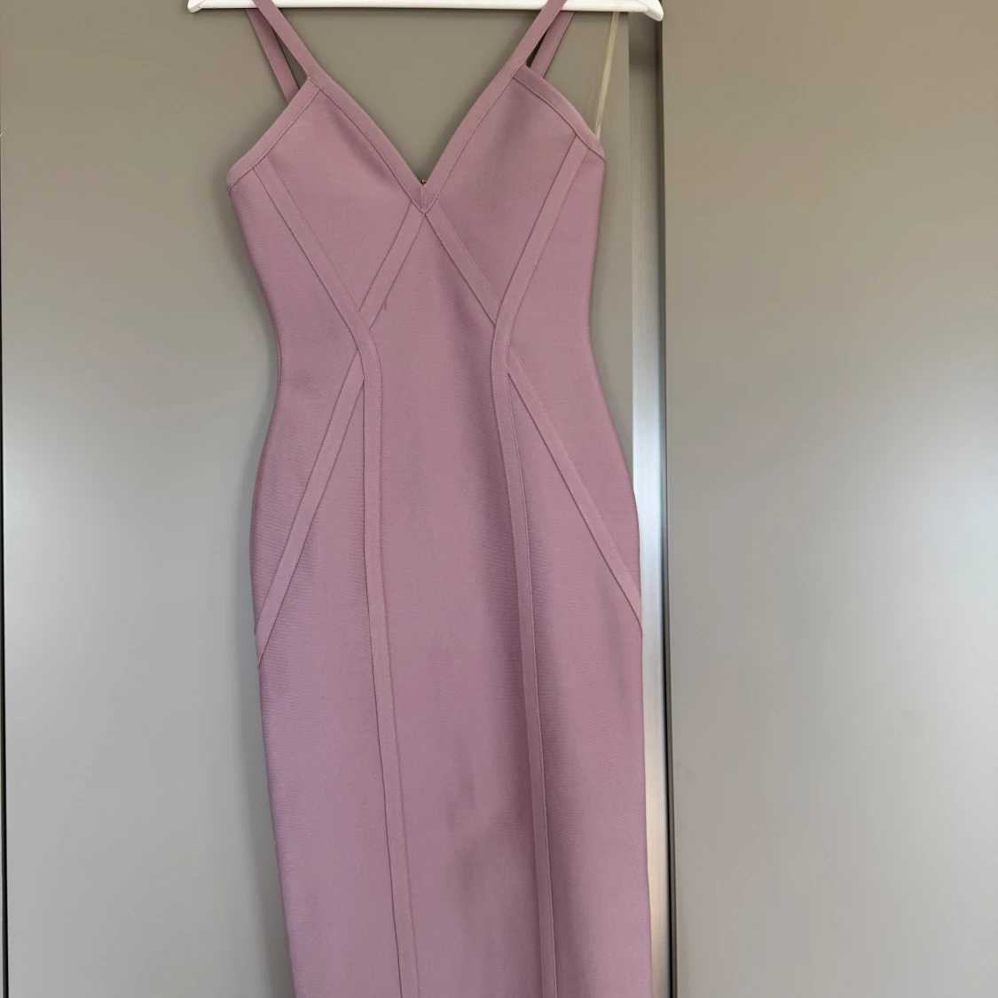 Ljuslila tight klänning från Girlcode