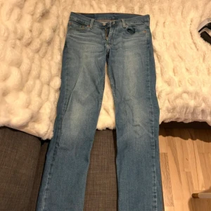 Levis 511 blå jeans - Klassiska blå Levis 511 jeans med raka ben och femficksmodell. Byxorna har knappgylf och den ikoniska Levis-lappen bak i midjan. Perfekta för dig som gillar tidlös denimstil.