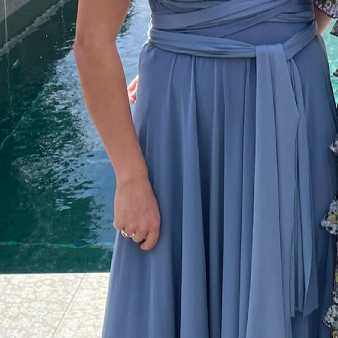 Blå långklänning med omlott och knyt - 2