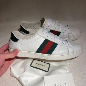 Gucci Ace made in ITALY - Gucci Ace - skick 9/10 - storlek 43 - tillkommer OG dustbag & kort - Nypris 6000kr, mitt pris 2290kr - STEAAALL 🗣️🚨