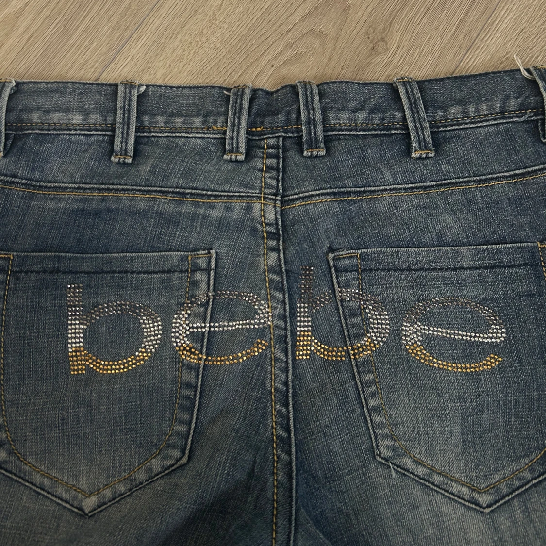 bebe lågmidjade shorts 