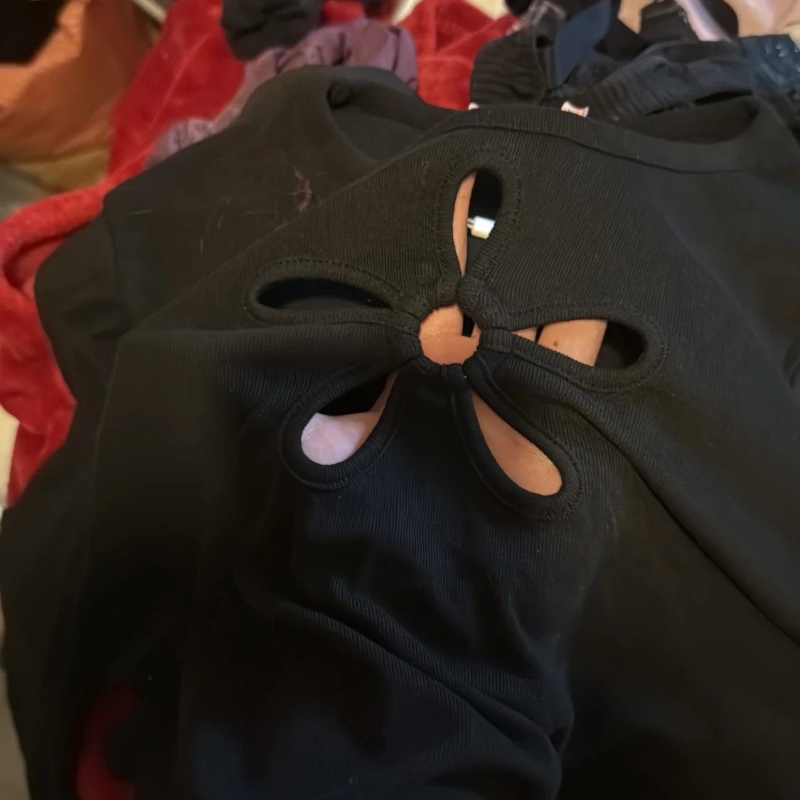 Svart croppad topp med cut-out från FB Sister - 3