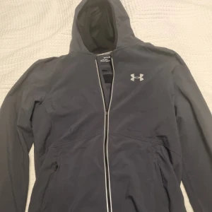 Jacka från Under Armour  - Svart jacka från Under armour 